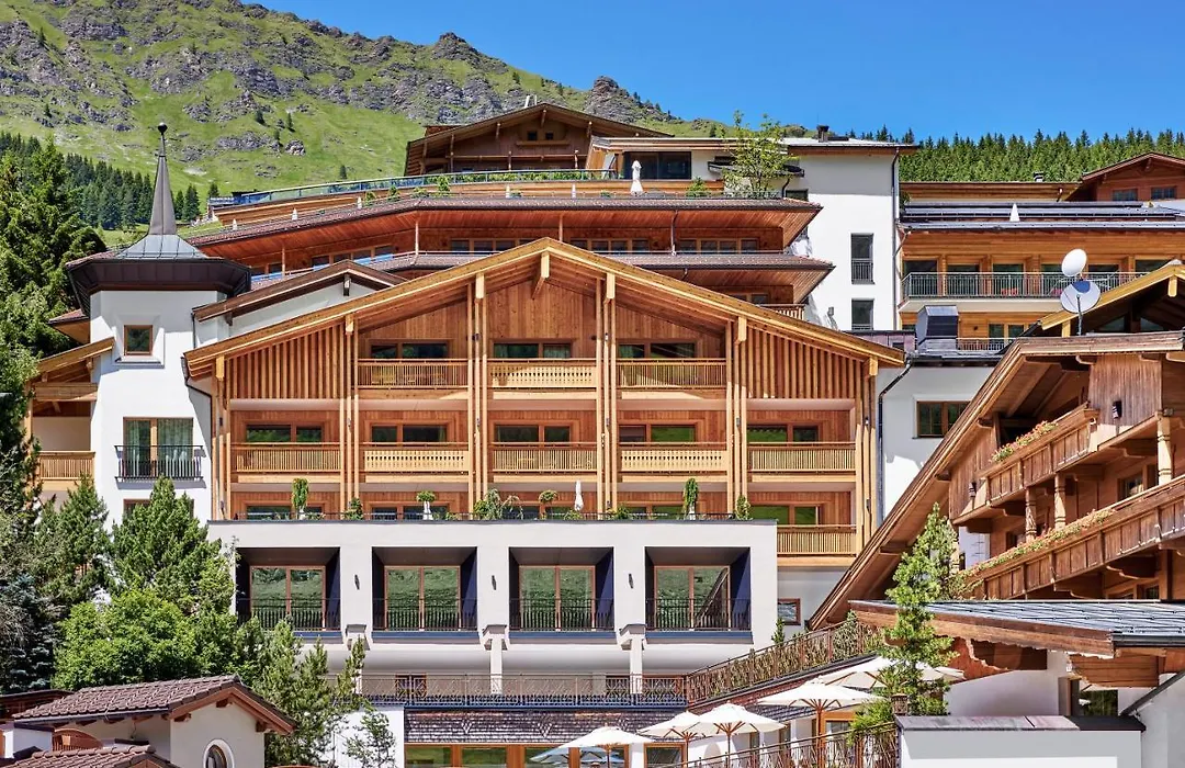 Hotel Berghof Crystal Spa & Sports-1