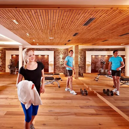 Hotel Berghof Crystal Spa & Sports-3